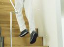 אישה עם osteoporisis על מדרגות
